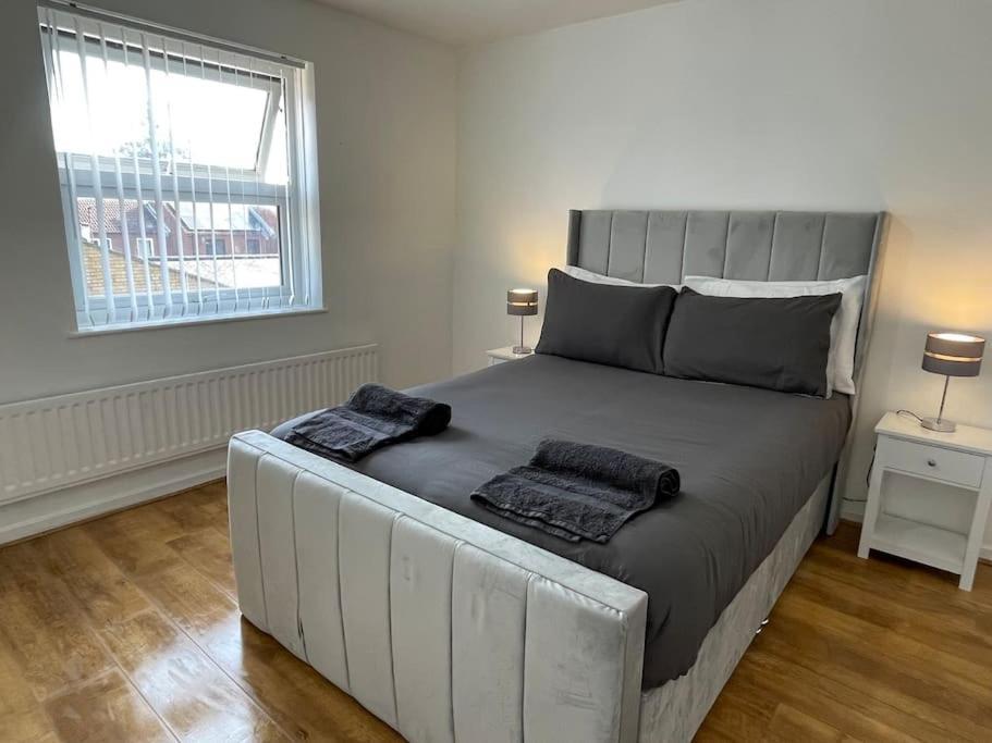 New! 4 Bedroom London House With Garden And Lawn Bagian luar foto
