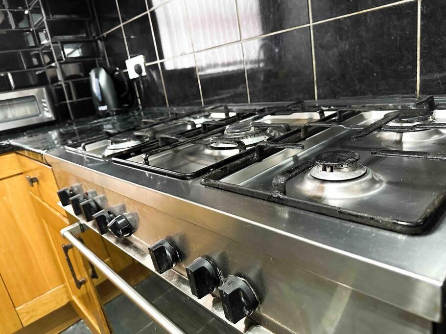 New! 4 Bedroom London House With Garden And Lawn Bagian luar foto