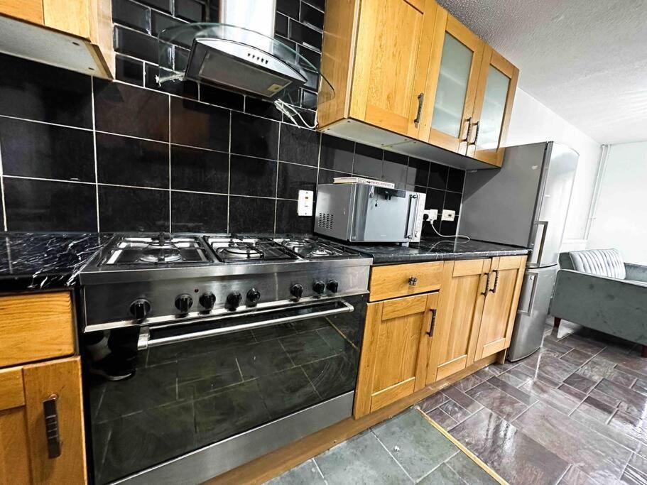 New! 4 Bedroom London House With Garden And Lawn Bagian luar foto